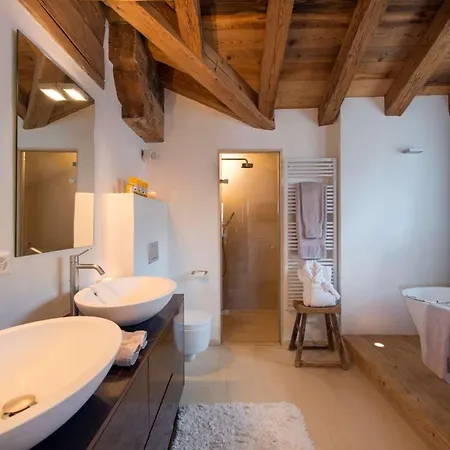 Rustic In * Mauern